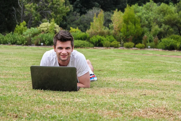 Man aan het werk op laptop buiten — Stockfoto