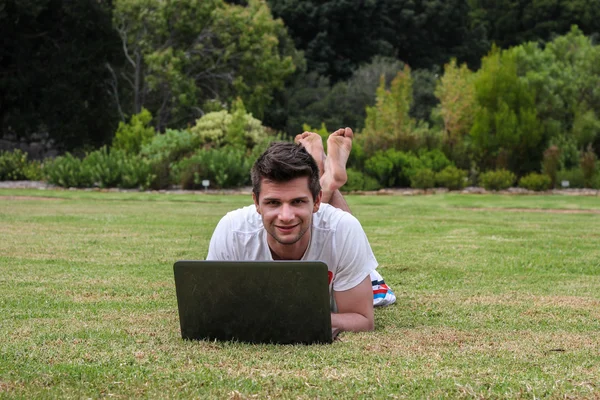 Hombre trabajando en Notebook al aire libre —  Fotos de Stock