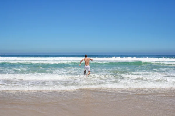 Un homme fonce dans l'eau — Photo