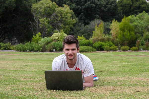 Man aan het werk op laptop buiten — Stockfoto