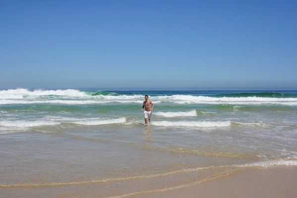 Man loopt uit water — Stockfoto