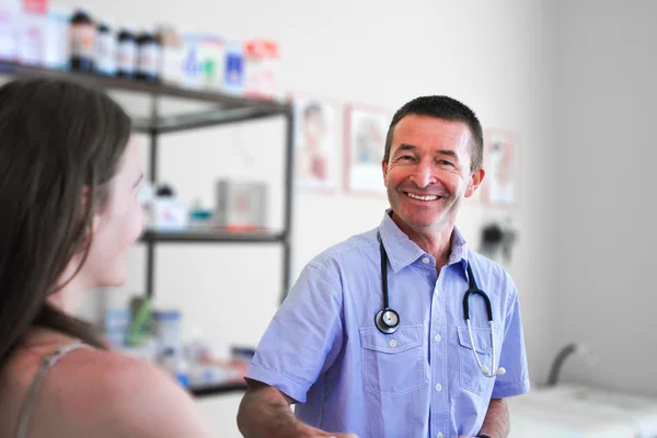 Uśmiechnięty mężczyzna lekarz pomoc kobieta — Zdjęcie stockowe