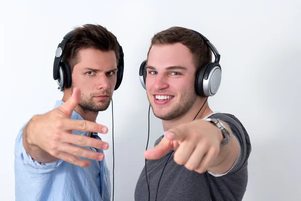 Zwei Freunde hören Musik — Stockfoto