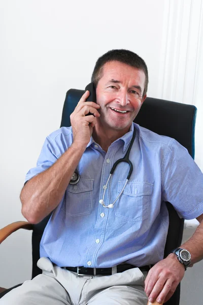 Doctor talking on mobile phone — Stock Photo, Image