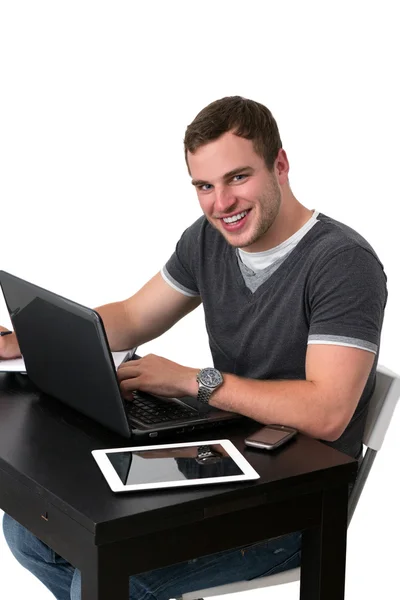 Junger glücklicher Mann arbeitet am PC Stockbild