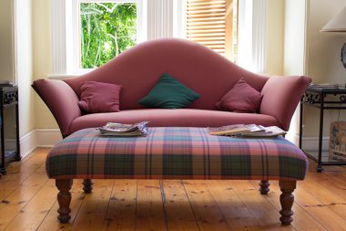 bekleme odasında kanepe ve yan masa