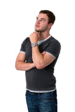 Genç adam düşünüyor.