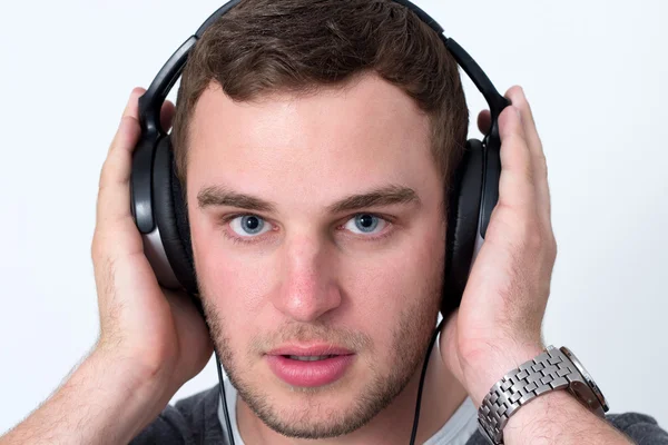 Primer plano de la cara del joven escuchando música — Foto de Stock