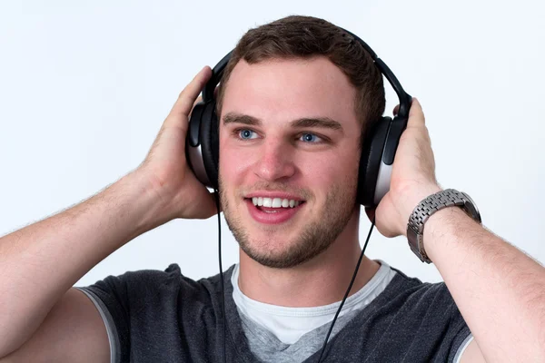 Primer plano de la cara del joven escuchando música — Foto de Stock