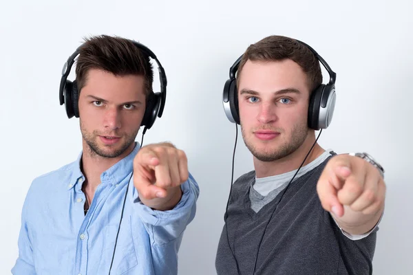 Dois amigos ouvindo música — Fotografia de Stock