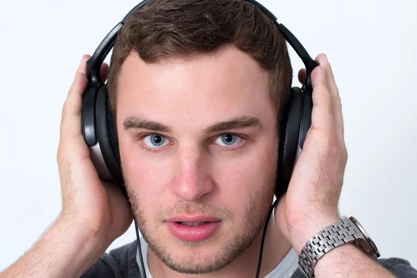 音楽を聴く若い男の顔のクローズ アップ ロイヤリティフリーのストック写真