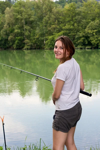 Femme Pêche à un lac — Photo