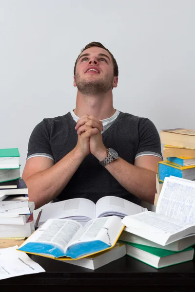 Giovane studente sopraffatto con lo studio e la preghiera — Foto Stock
