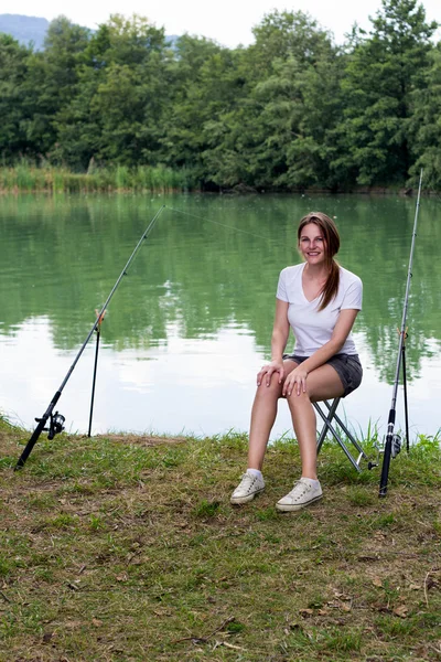 Donna Pesca in un lago — Foto Stock