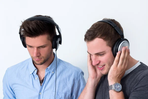 Dois amigos ouvindo música — Fotografia de Stock