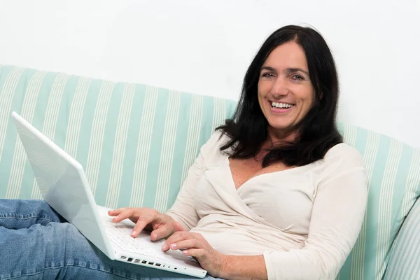 Mujer usando un portátil — Foto de Stock