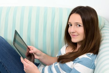 esmer genç kız masa pc üzerinde çalışan