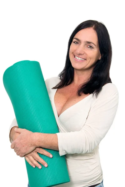 Женщина с тренировочным ковриком — стоковое фото