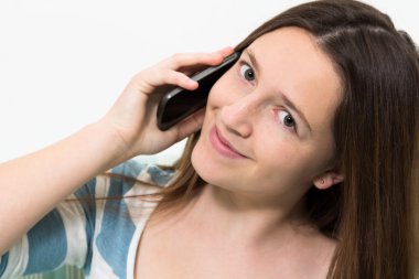 Genç kız telefonda konuşuyor.