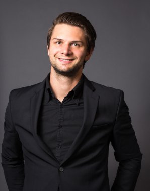 Siyah takım elbiseli adam.