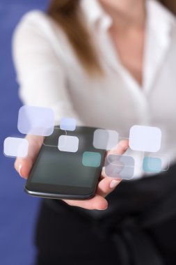 bir cep telefonu gösterilen kadın