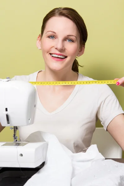 Brunette woman sewing — Stock Photo, Image