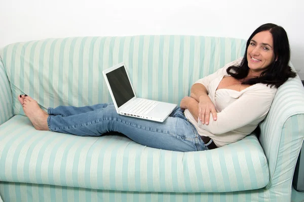 Mulher usando um laptop — Fotografia de Stock