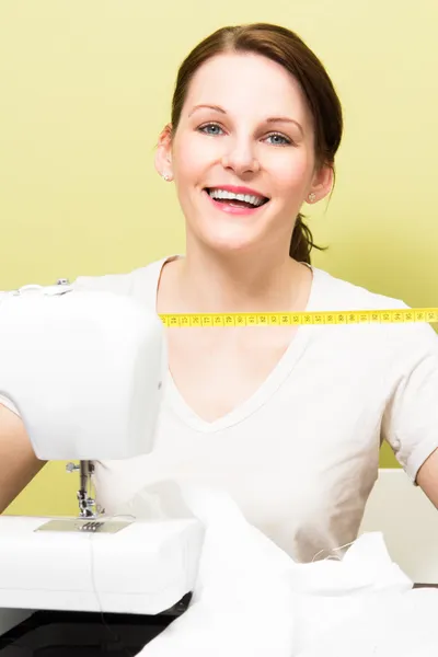 Brunette woman sewing — Stock Photo, Image