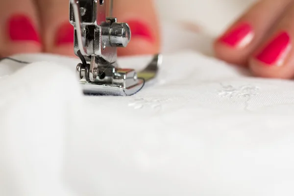 Using a sewing machine — Stock Photo, Image