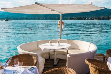 tablolarını iskelesi üzerinde bulunan lüks Restoran
