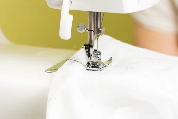 Using a sewing machine — Stock Photo, Image