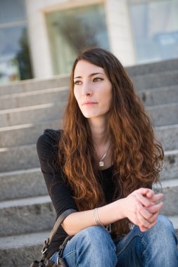 sorunlar - genç kadın açık dikey