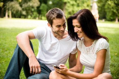 genç bir çift ile smartphone