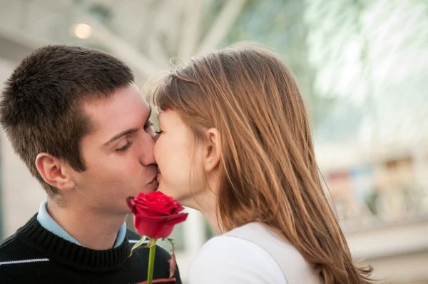 Jeune homme donnant une fleur à une femme — Photo