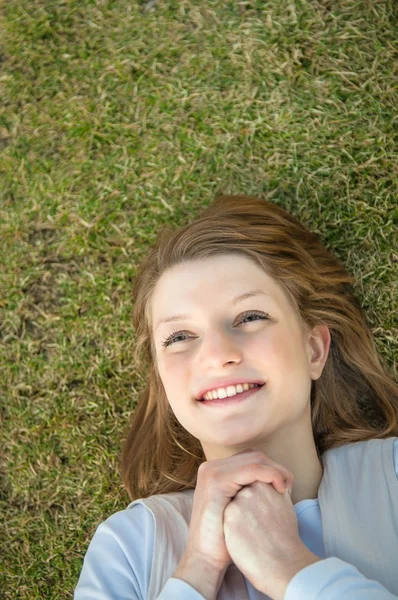 Gelukkig jongedame in gras — Stockfoto
