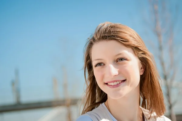 Mujer joven retrato al aire libre —  Fotos de Stock