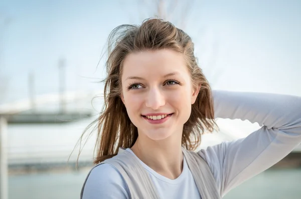 Mujer joven retrato al aire libre —  Fotos de Stock