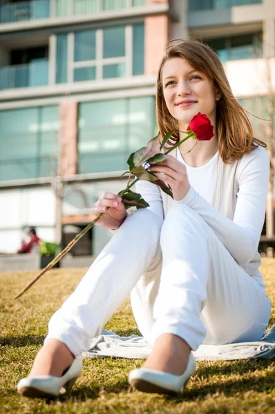 Gift - young woman with red rose — Zdjęcie stockowe