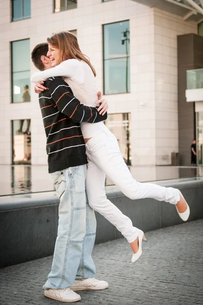 Mladý muž vítá jeho přítelkyně — Stock fotografie