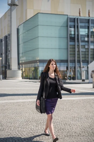 Business woman walking in hurry — Stock Photo, Image