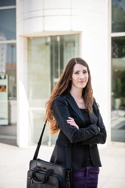 Zakenvrouw - buiten stad portret — Stockfoto