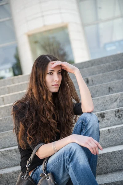 Problemen - jonge vrouw buiten portret — Stockfoto