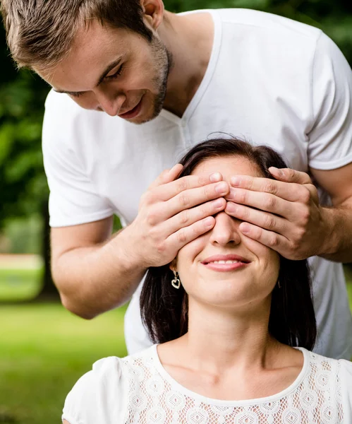 ¿Quién es? - estilo de vida de pareja joven —  Fotos de Stock