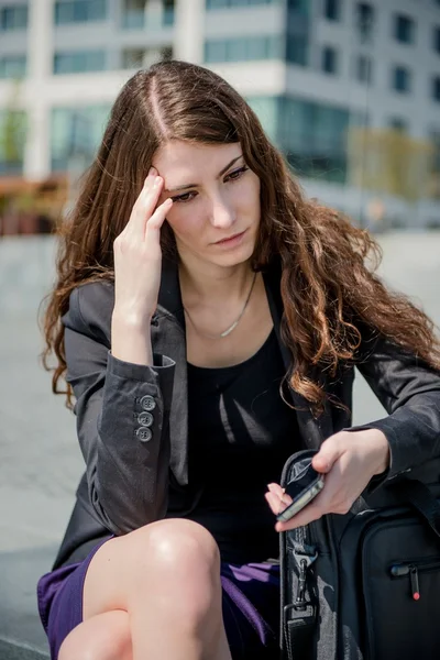 Проблеми - ділова жінка читає повідомлення по телефону Ліцензійні Стокові Фото
