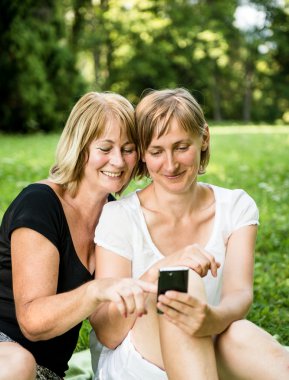 Olgun anne ve kızı ile smartphone