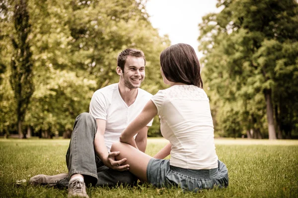 Jeune couple parler en plein air — Photo