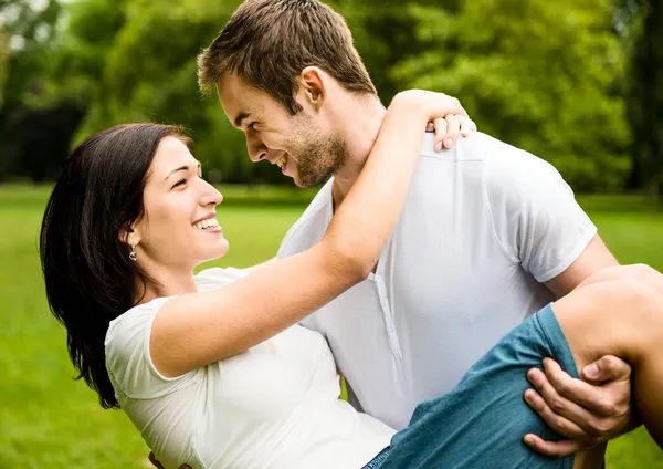 Jong paar in liefde samen — Stockfoto