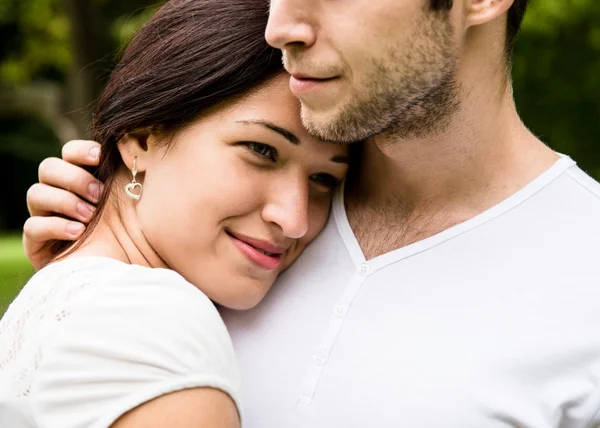 Jovem casal apaixonado juntos — Fotografia de Stock