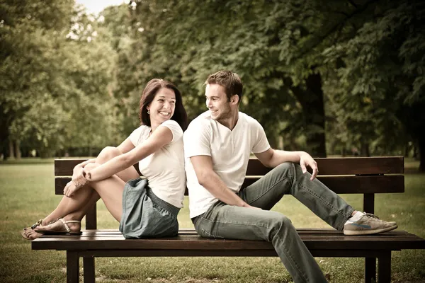 Junges schönes Paar aus — Stockfoto