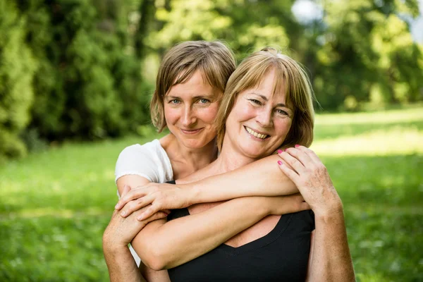 Mère aînée avec portrait d'enfant — Photo